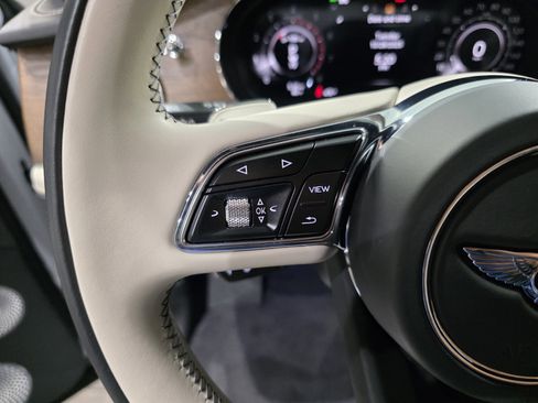 Used 2024 Bentley Bentayga Extended Wheelbase image 16