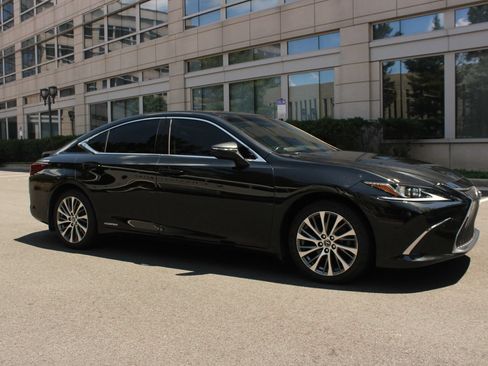 Used 2019 Lexus ES 300h w/ Premium Package FWD image 2