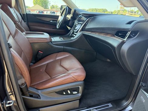 Used 2017 Cadillac Escalade Luxury AWD/4WD image 34