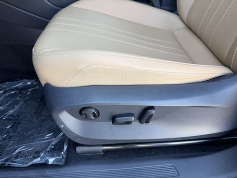 Used 2024 Volkswagen Tiguan SE w/ Panoramic Sunroof Package FWD image 30