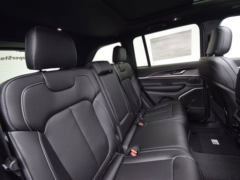 New 2026 Jeep Grand Cherokee Limited w/ Luxury Tech Group II AWD/4WD image 21