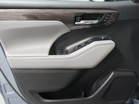 Used 2023 Toyota Highlander Limited image 32