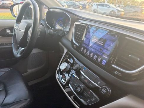 Used 2017 Chrysler Pacifica Touring-L Plus w/ Tire & Wheel Group FWD image 16
