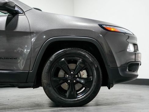 Used 2018 Jeep Cherokee Latitude w/ Altitude Package AWD/4WD image 9