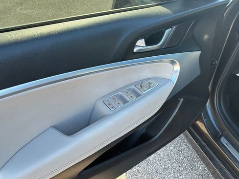 Used 2023 Genesis G70 2.0T image 13