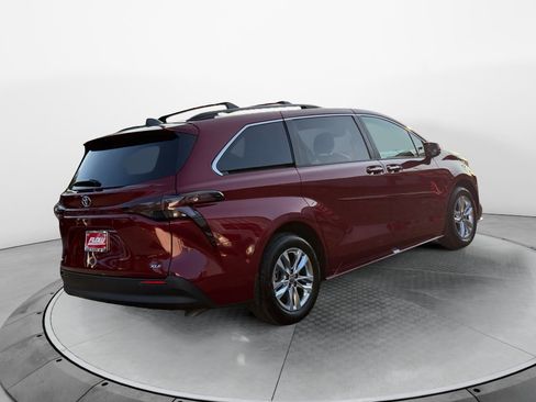 Certified 2026 Toyota Sienna XLE FWD image 7