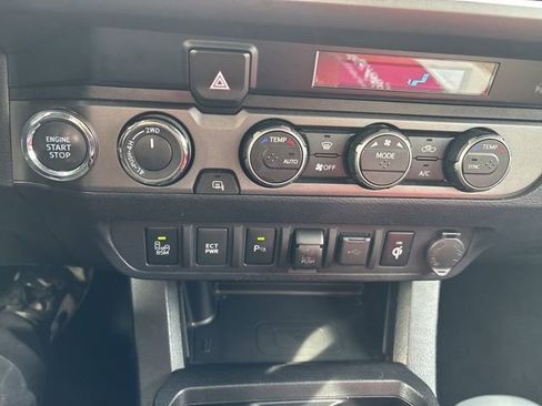 Used 2022 Toyota Tacoma TRD Sport image 12