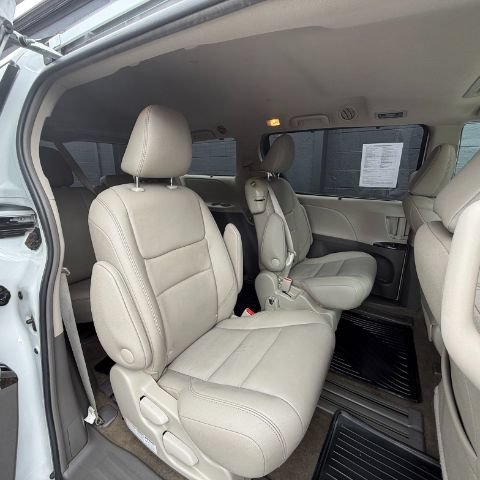 Used 2017 Toyota Sienna XLE Premium FWD image 12