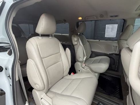 Used 2017 Toyota Sienna XLE Premium FWD image 12