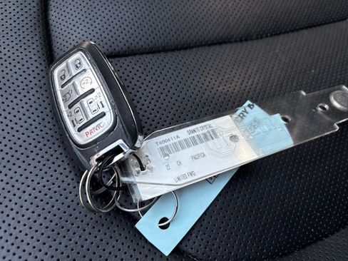Used 2022 Chrysler Pacifica Limited FWD image 38