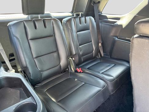 Used 2018 Ford Explorer XLT w/ Equipment Group 202A AWD/4WD image 21