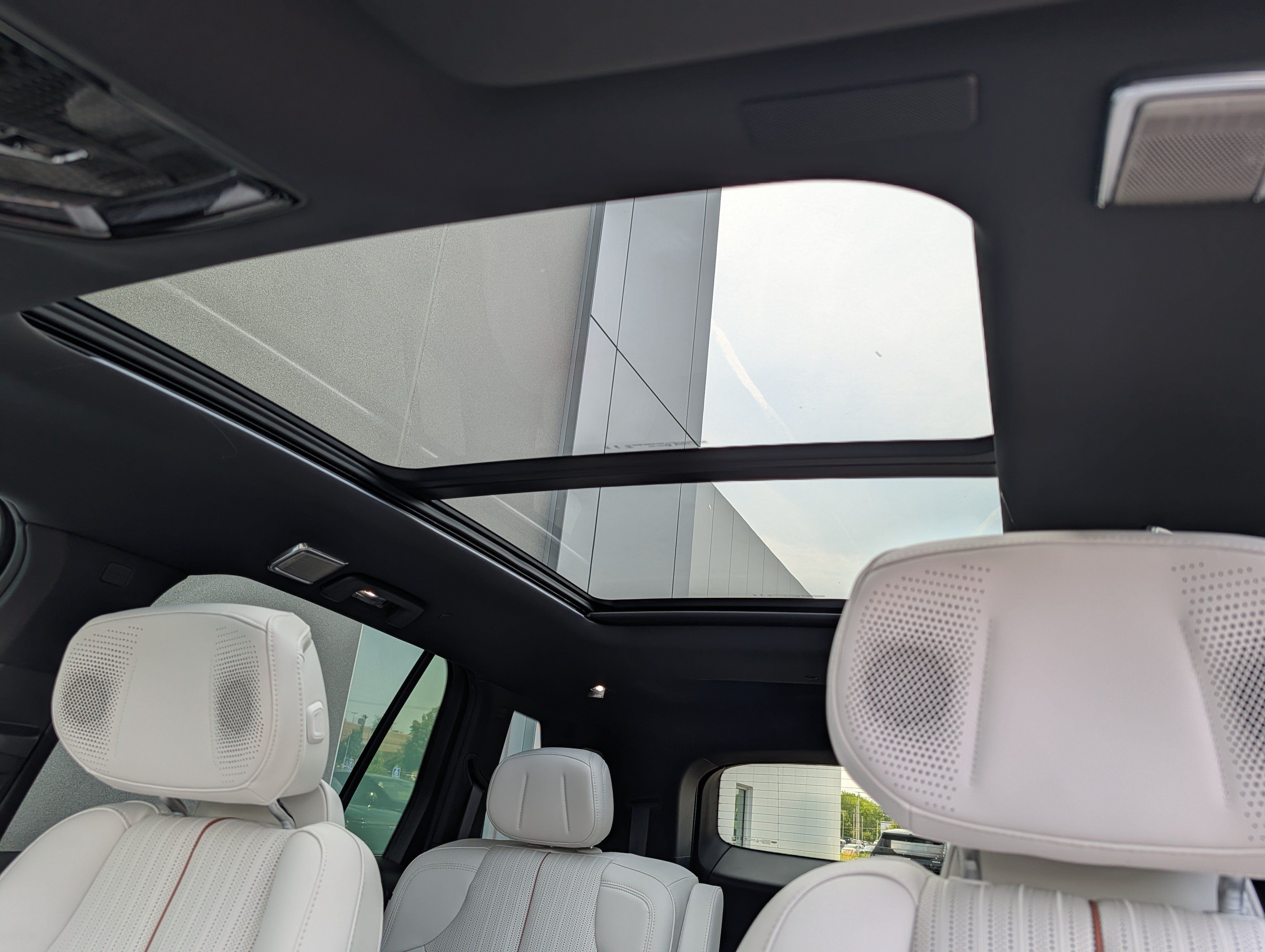 Used 2027 Cadillac Vistiq Luxury w/ LPO, Floor Liner Package AWD/4WD image 18