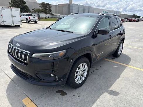 Used 2019 Jeep Cherokee Latitude w/ Cold Weather Group AWD/4WD image 2