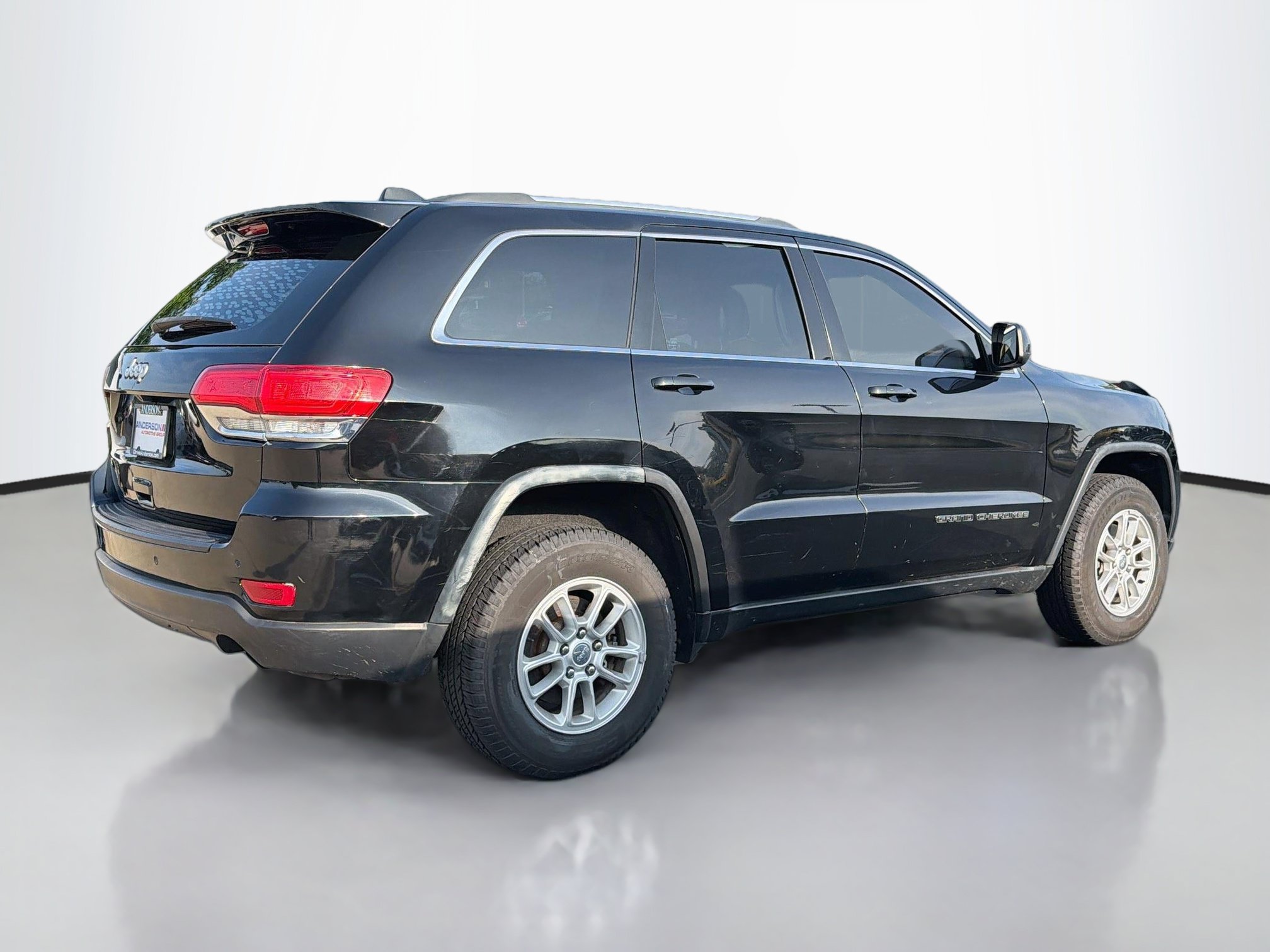 Used 2018 Jeep Grand Cherokee Laredo AWD/4WD image 2