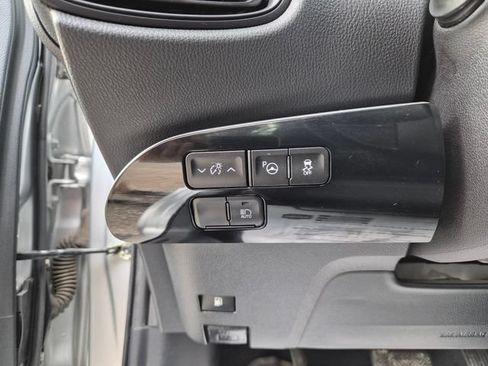 Used 2022 Toyota Prius LE AWD/4WD image 16