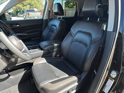 Used 2023 Nissan Pathfinder SL w/ Black Appearance Package image 13