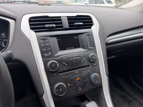 Used 2015 Ford Fusion SE FWD image 18