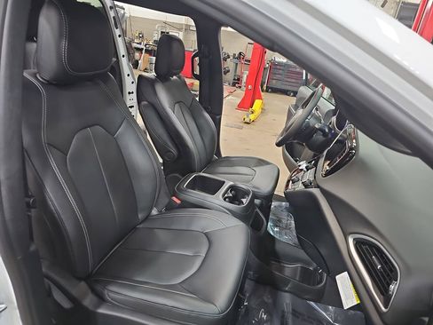 New 2026 Chrysler Voyager LX image 10