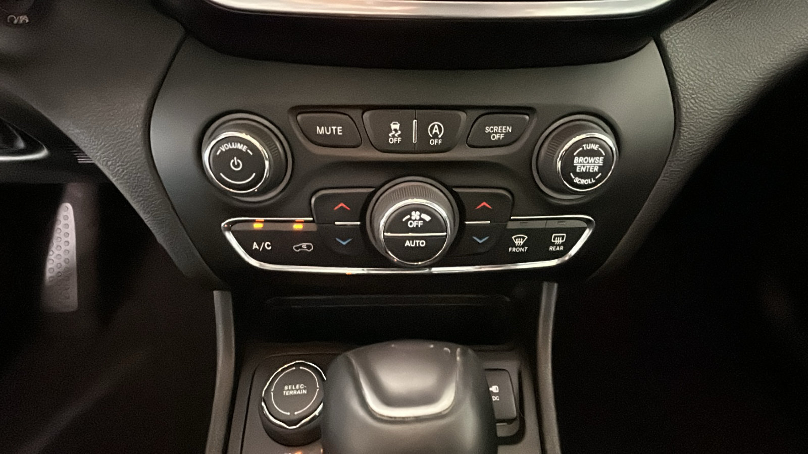 Used 2021 Jeep Cherokee Latitude Lux w/ Sun & Sound Group AWD/4WD image 26