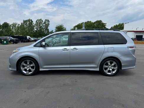 Used 2012 Toyota Sienna SE FWD image 2