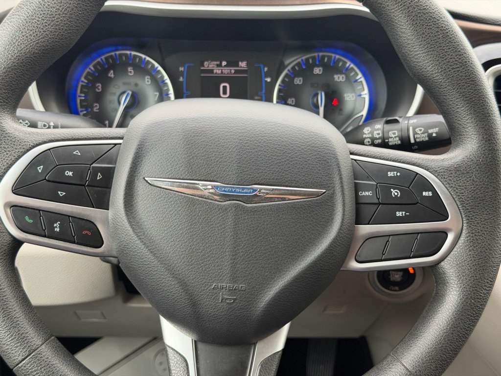 Used 2017 Chrysler Pacifica Touring FWD image 14