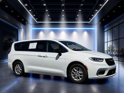 Used 2024 Chrysler Pacifica Touring-L FWD image 2