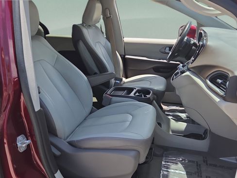 Used 2017 Chrysler Pacifica Touring-L FWD image 17