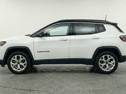 Used 2025 Jeep Compass Latitude AWD/4WD image 5