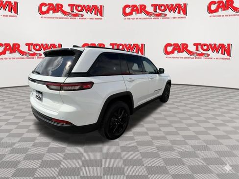 Used 2025 Jeep Grand Cherokee Altitude AWD/4WD image 8