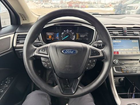 Used 2017 Ford Fusion SE w/ Fusion SE Technology Package image 18