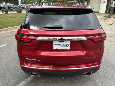 Used 2022 Chevrolet Traverse High Country w/ LPO, 'HIT The Road' Package AWD/4WD image 9