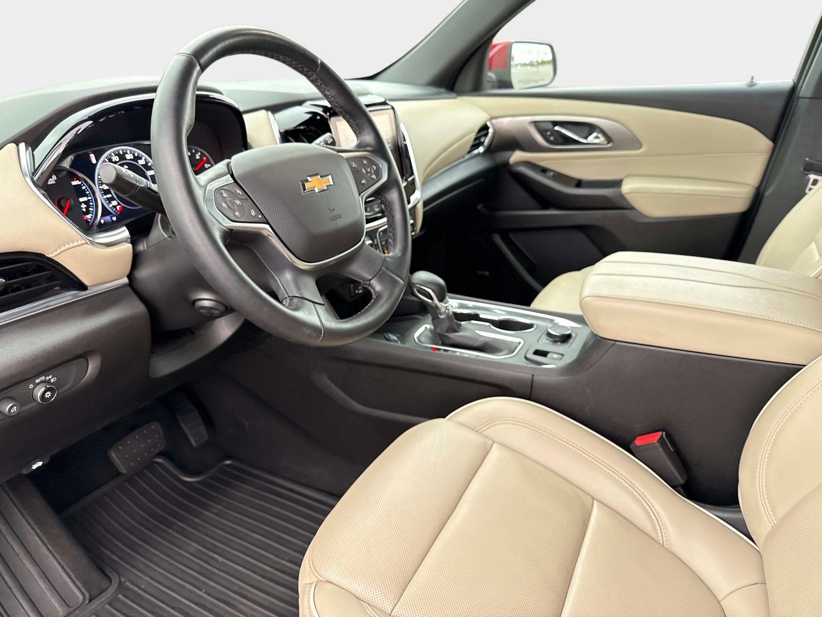 Used 2023 Chevrolet Traverse Premier FWD image 34