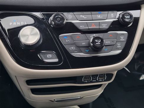 Used 2023 Chrysler Pacifica Touring-L image 20