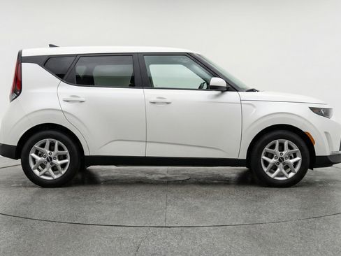 Used 2025 Kia Soul LX w/ LX Technology Package FWD image 11