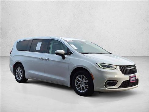 Used 2023 Chrysler Pacifica Touring-L FWD image 3