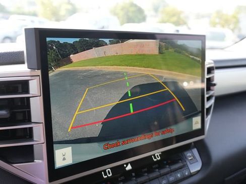 Used 2025 Toyota Tundra Limited AWD/4WD image 32