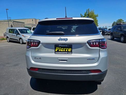 Used 2024 Jeep Compass Latitude image 5