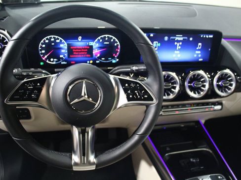 Used 2025 Mercedes-Benz GLA 250 4MATIC image 6