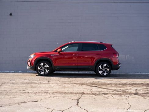 Used 2024 Volkswagen Taos SE image 2