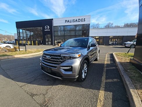 Used 2022 Ford Explorer XLT w/ Equipment Group 202A image 4