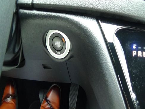 Certified 2025 Chrysler Pacifica Select FWD image 25
