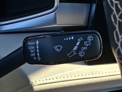 Certified 2025 Volkswagen Taos SE w/ Panoramic Sunroof Package image 25