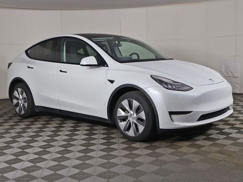 Used 2023 Tesla Model Y Long Range AWD/4WD image 2