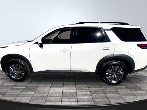 Used 2025 Nissan Pathfinder SV image 8