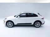 Certified 2022 Porsche Macan image 2