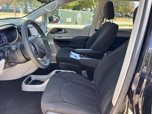 Used 2024 Chrysler Voyager LX FWD image 16