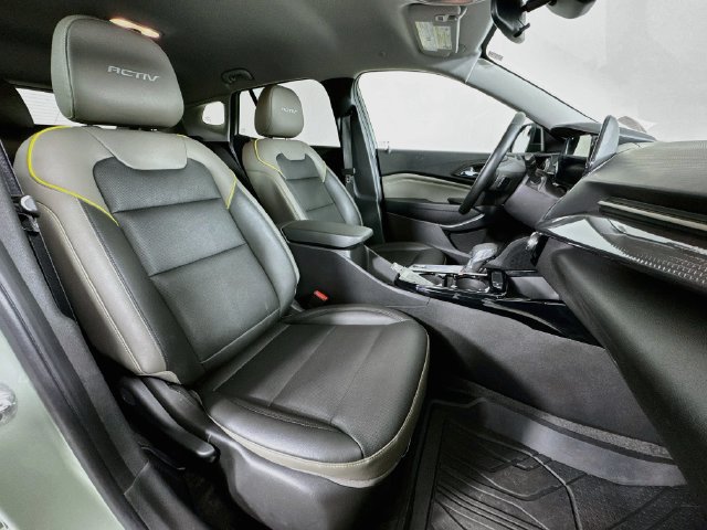 Used 2025 Chevrolet Trax ACTIV FWD image 27
