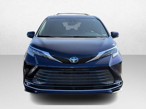 Used 2025 Toyota Sienna Limited image 12