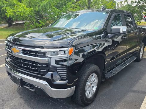 Used 2023 Chevrolet Silverado 1500 LT w/ Convenience Package II AWD/4WD image 2