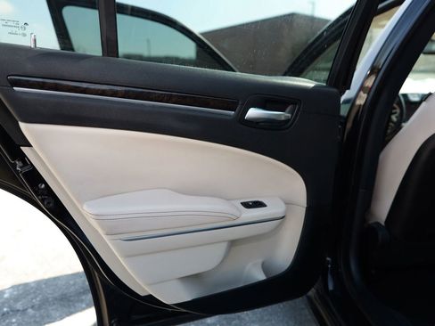 Used 2018 Chrysler 300 Limited image 28